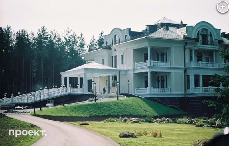 "Ми розповімо, де вони ховаються": з'явилися фото путінського палацу, де він живе з Кабаєвою і дітьми