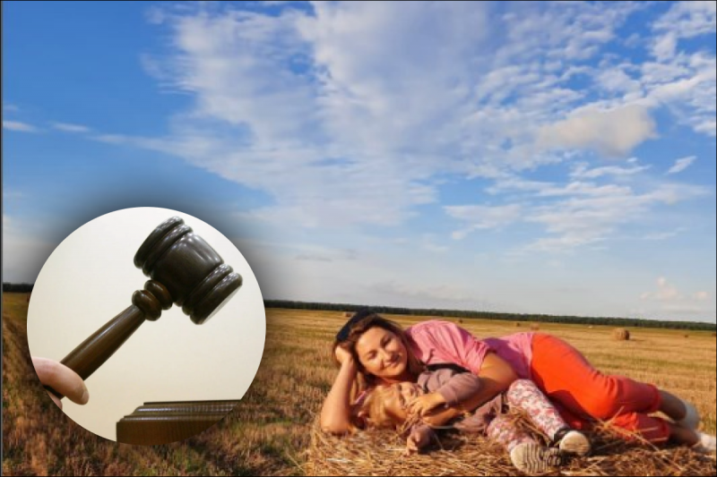 Воспитательница, уволенная за фото в купальнике, отсудила 120 тысяч гривен компенсации