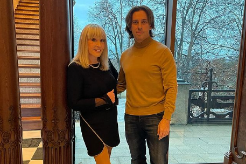 Максим Галкин засветил стройные ножки Аллы Пугачевой в мини на фото из личного архива