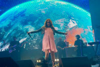 Ледь стояла на ногах під алкоголем: відома співачка влаштувала жахливий концерт і розлютила росіян