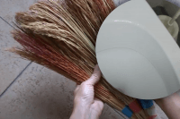 В СССР хозяйки перед уборкой смачивали веник в унитазе: зачем они так делали