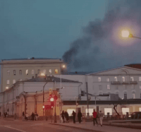 З вікон валить чорний густий дим: у Москві спалахнула будівля Міноборони РФ