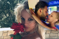 Счастливы вместе: Бритни Спирс опровергла слухи про развод с молодым мужем