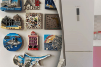 Чому не можна вішати магніти на холодильник: 3 небезпечних причини