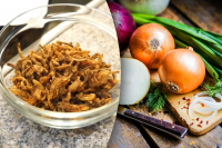 Как пожарить лук до хрустящей и золотистой корочки: невероятный трюк от опытных хозяек