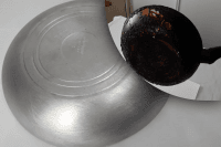 Багаторічний нагар і жир моментально зникне: як очистити посуд за допомогою клею – шалений фокус