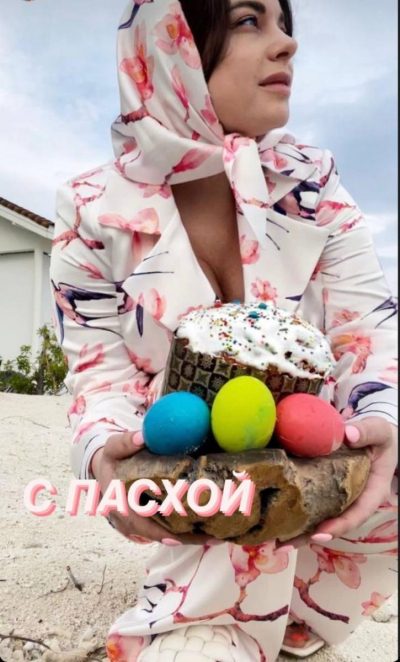 Невпізнанна: Корольова "вигуляла" пухкі бульдожі щоки на похоронах Юдашкіна