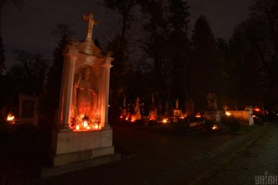 Чому не можна розмовляти з померлим на могилі: що кажуть священики
