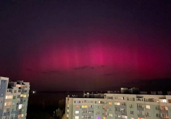 Нічне небо осяяло різноколірними спалахами: українців вразило яскраве північне сяйво