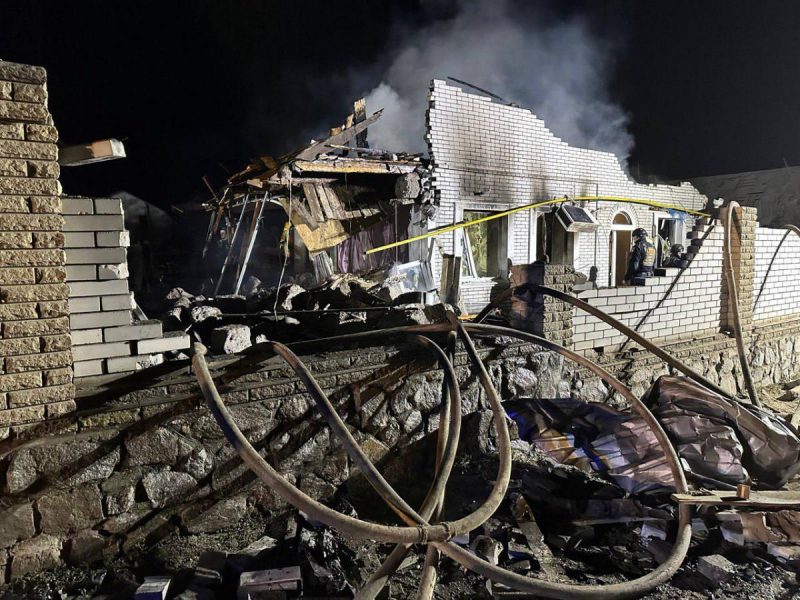 Ночью оккупанты ударили ракетами по Запорожью: погиб 50-летний мужчина и его 11-летняя дочь