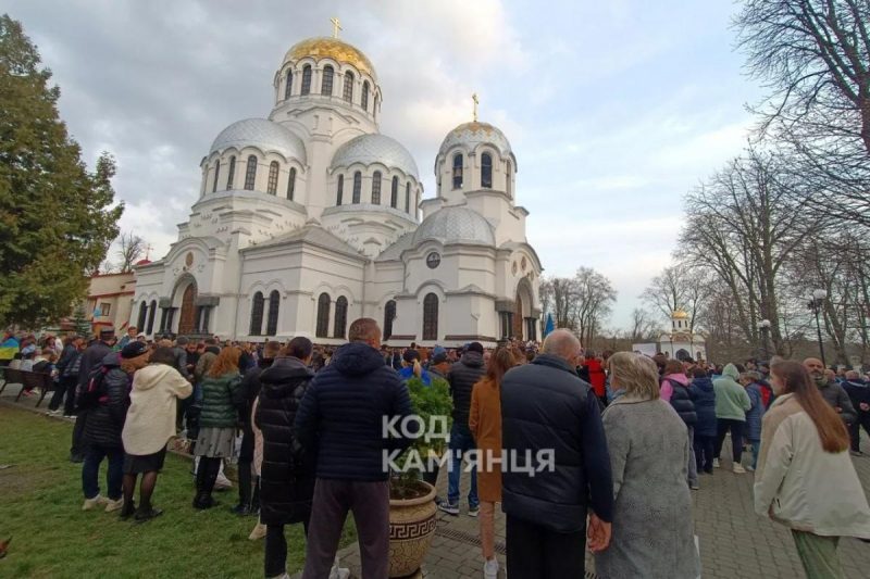 На Хмельнитчине произошли столкновения: УПЦ МП блокирует переход храма в ПЦУ