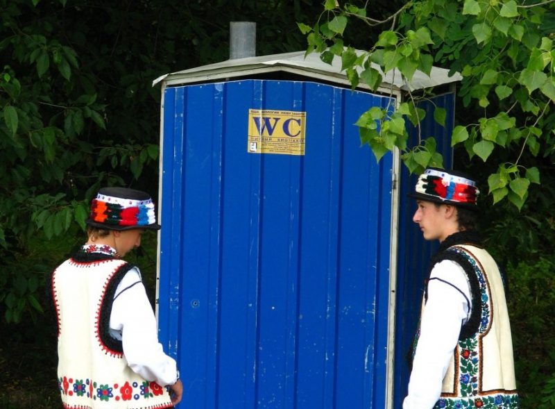 Чим прибрати запах в дачному туалеті: "секретна" добавка творить справжні дива