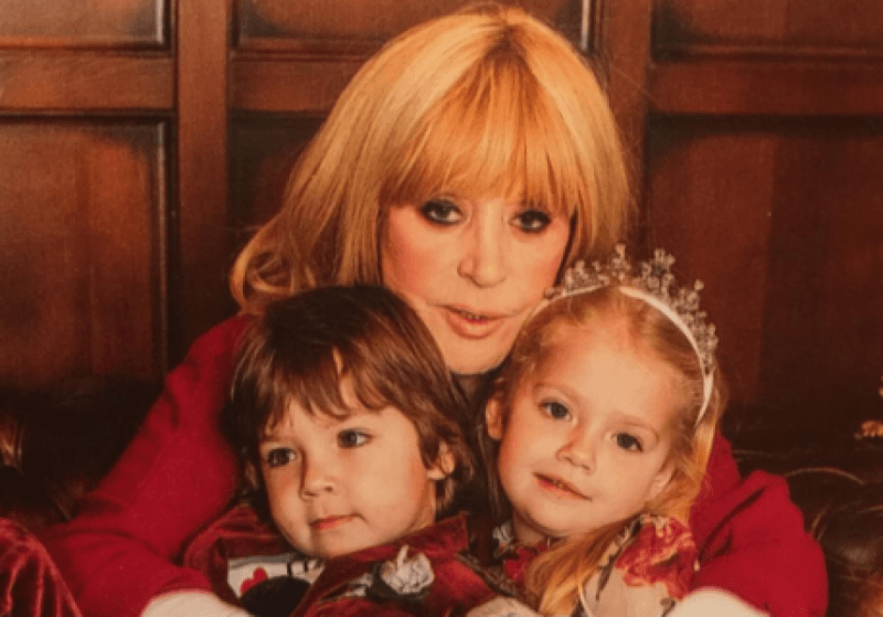 "Робота кожей обтянули": пасхальное фото Аллы Пугачевой вызвало споры в Сети