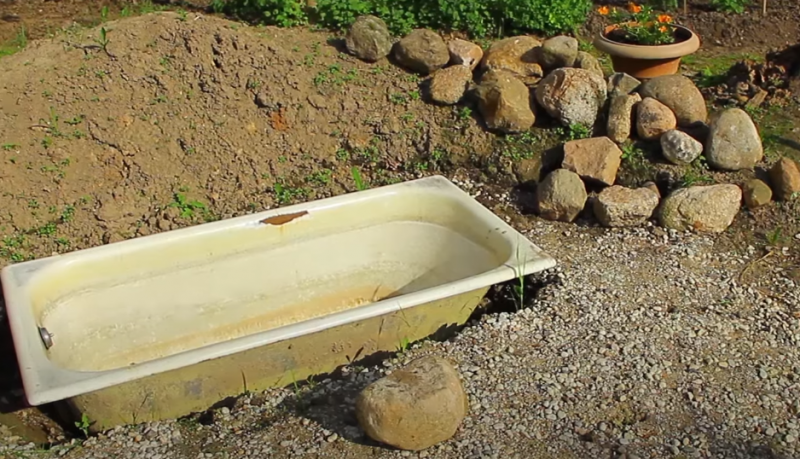 Сдавать в металлоприемку - преступление: что сделать с ванной, которая валяется на даче