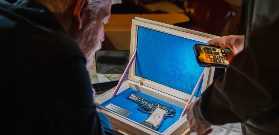 Знак мужності: президент Чехії подарував Зеленському легендарний пістолет