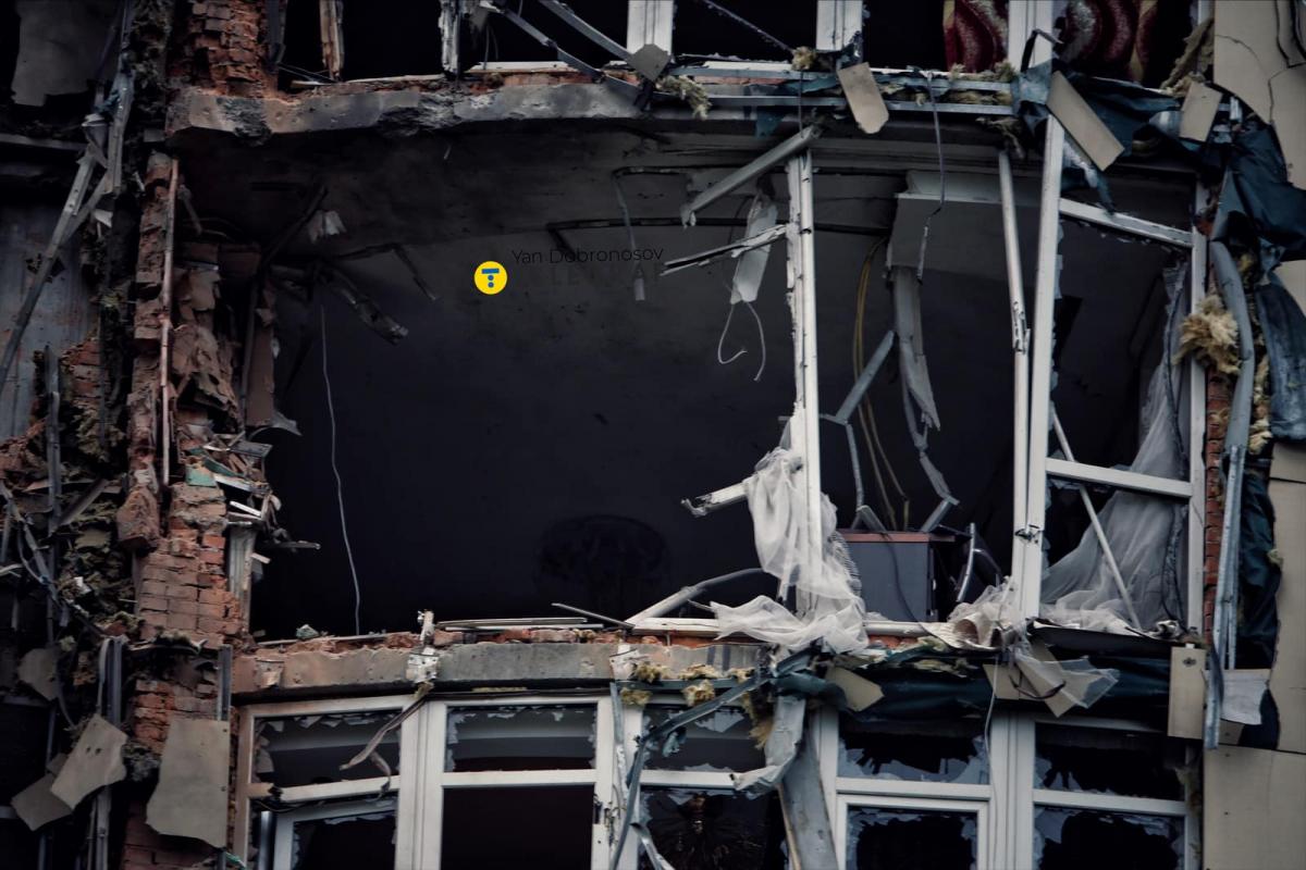 Пошкоджена уламками дрона багатоповерхівка у Києві