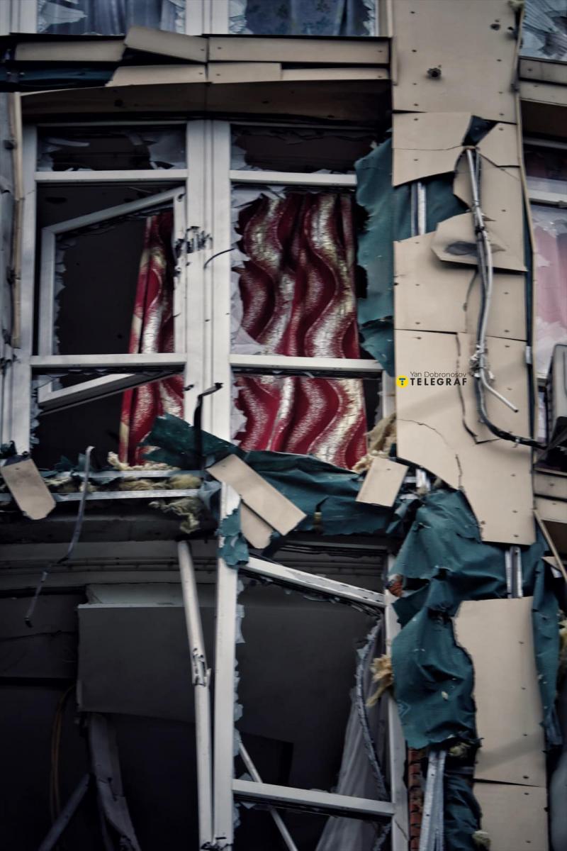 Пошкоджена уламками дрона багатоповерхівка у Києві