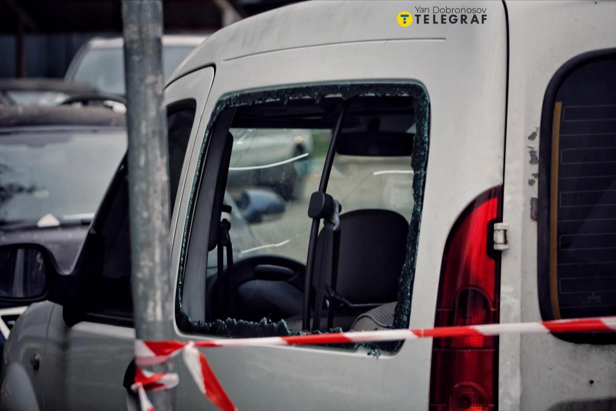 Пошкоджена уламками дрона багатоповерхівка у Києві