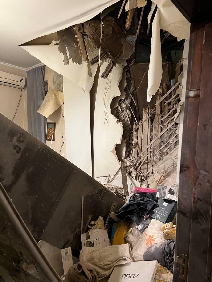 Наслідки попадання бойової частини ракети у будинок в Дніпрі Наслідки попадання бойової частини ракети у будинок в Дніпрі