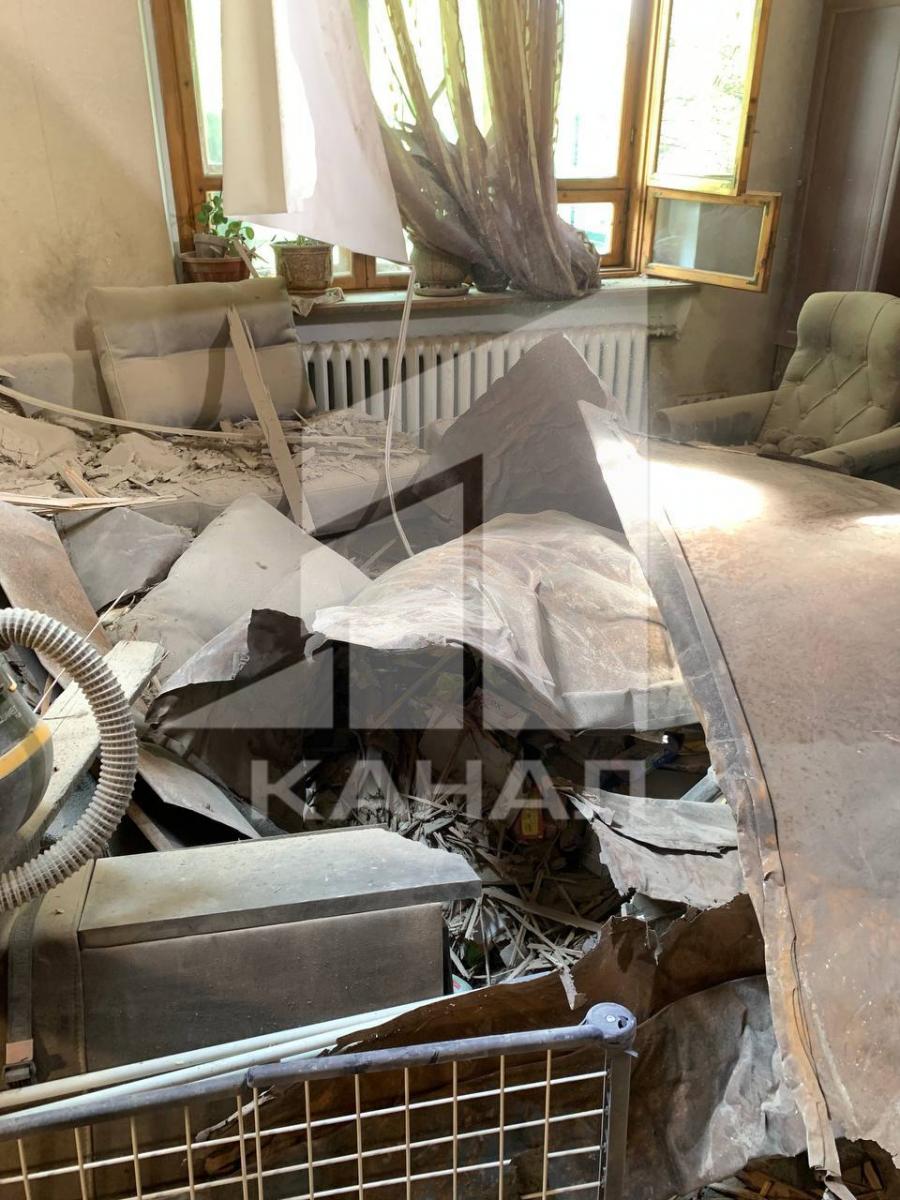 Наслідки попадання бойової частини ракети у будинок в Дніпрі Наслідки попадання бойової частини ракети у будинок в Дніпрі