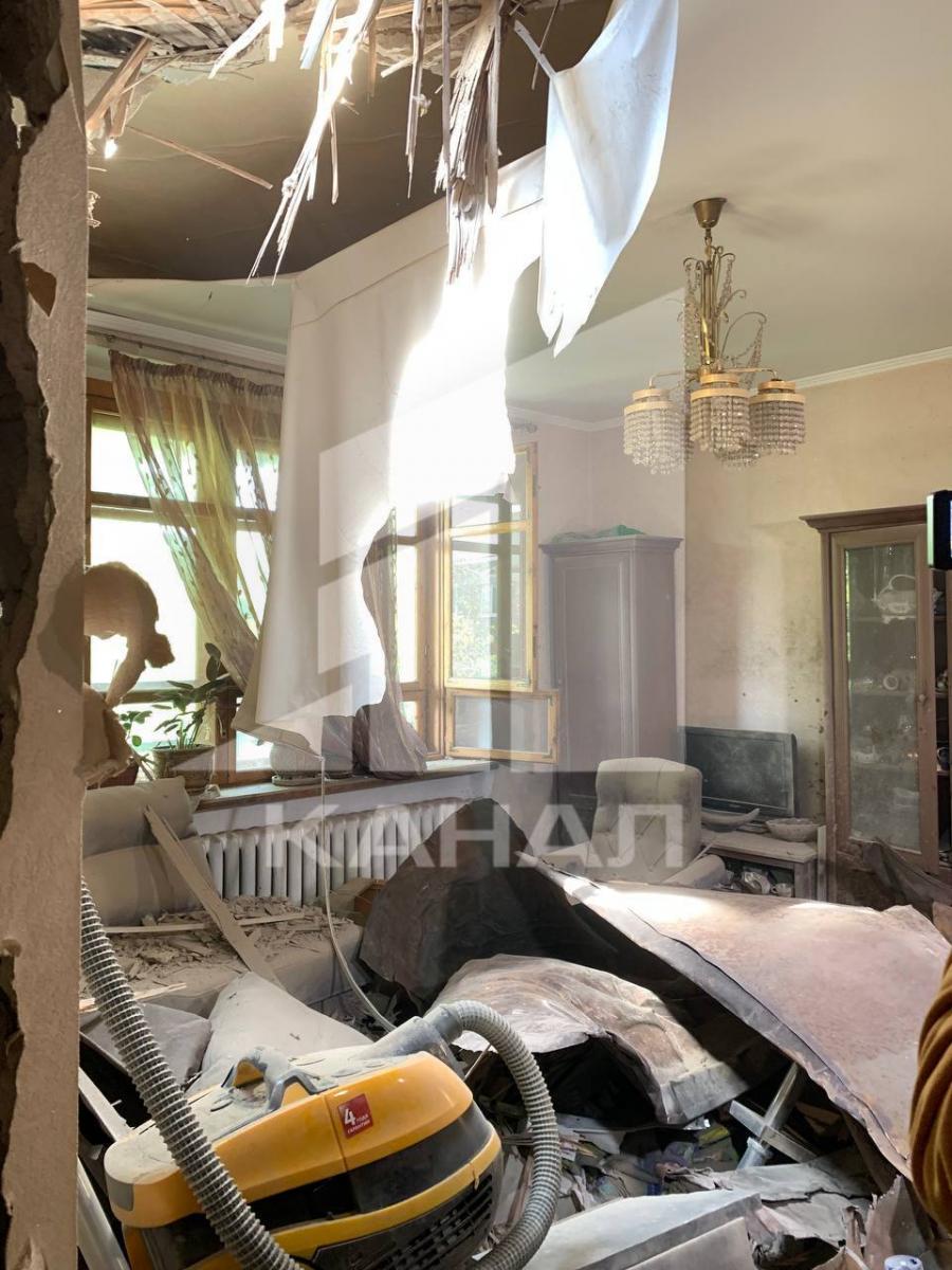 Наслідки попадання бойової частини ракети у будинок в Дніпрі Наслідки попадання бойової частини ракети у будинок в Дніпрі