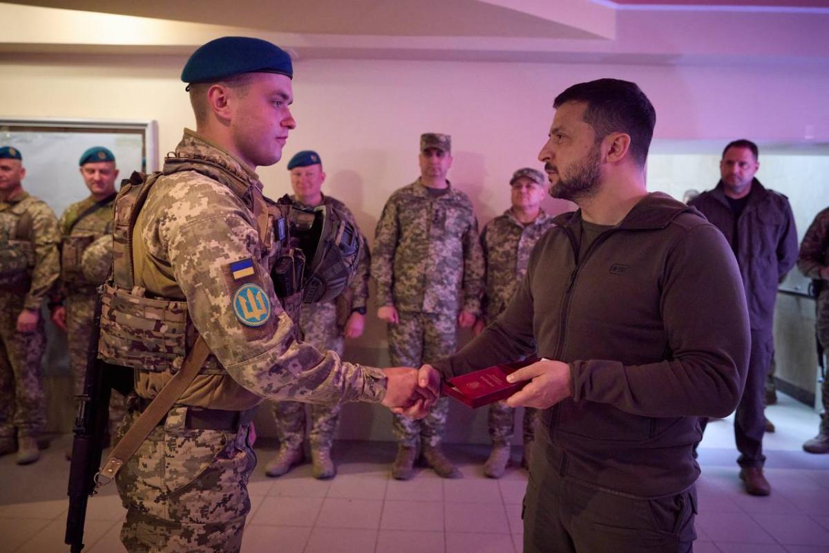 Зеленський приїхав на фронт