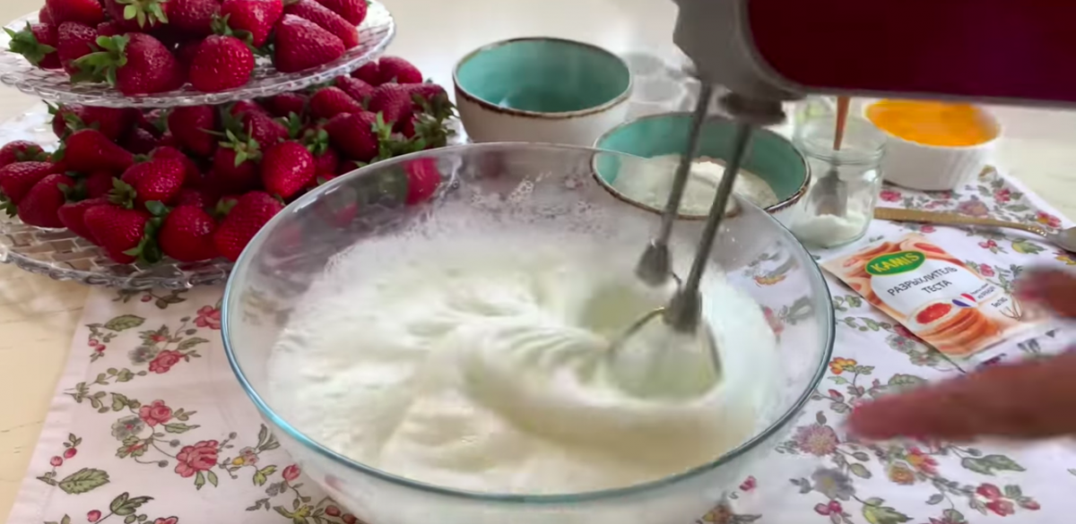 Полуничний рулет з вершками рецепт