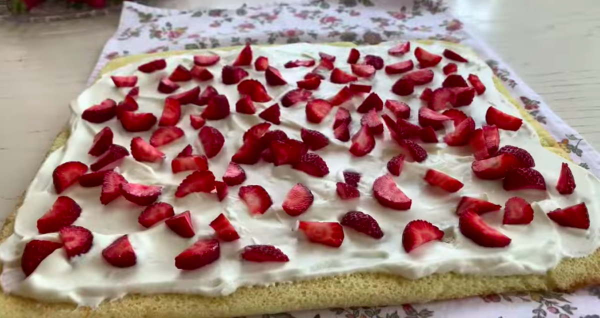 Рецепт бісквітного рулету з полуницею 