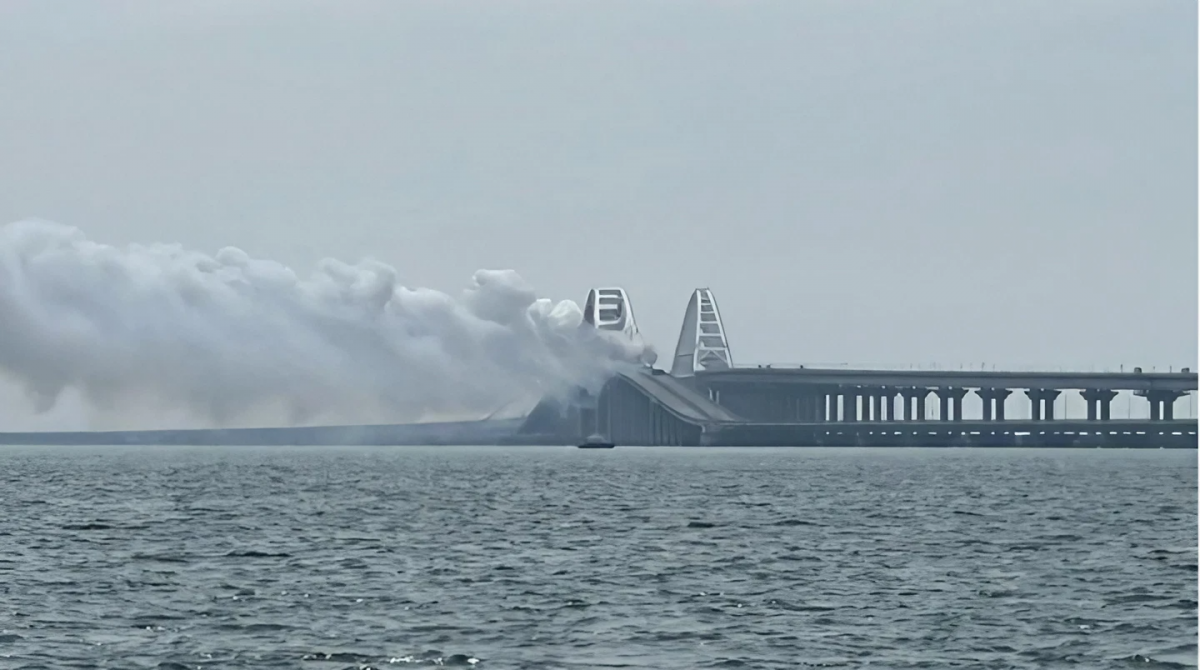Дим над Кримським мостом Дим над Кримським мостом