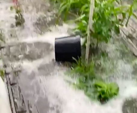 Україну завалило сильним градом: машини плавають вулицями Дніпра