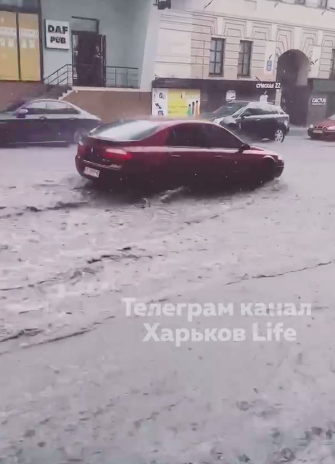 Україну завалило сильним градом: машини плавають вулицями Дніпра