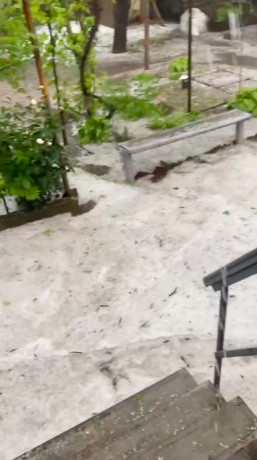 Україну завалило сильним градом: машини плавають вулицями Дніпра