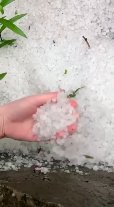 Україну завалило сильним градом: машини плавають вулицями Дніпра