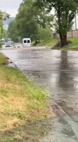 Україну завалило сильним градом: машини плавають вулицями Дніпра