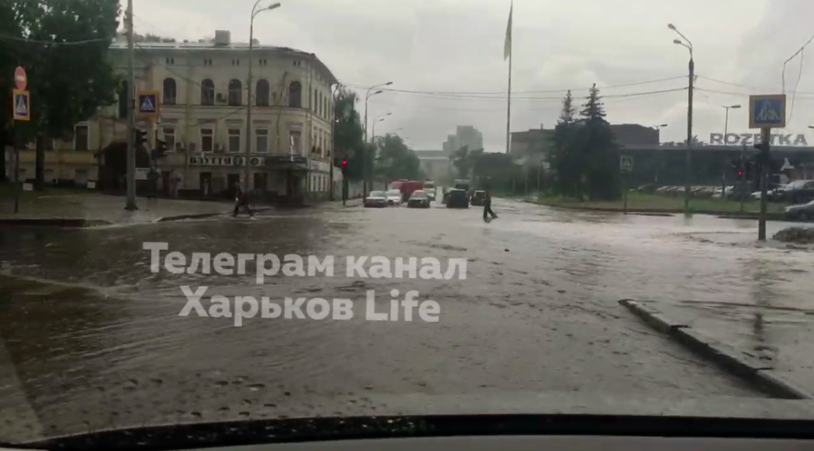 Україну завалило сильним градом: машини плавають вулицями Дніпра