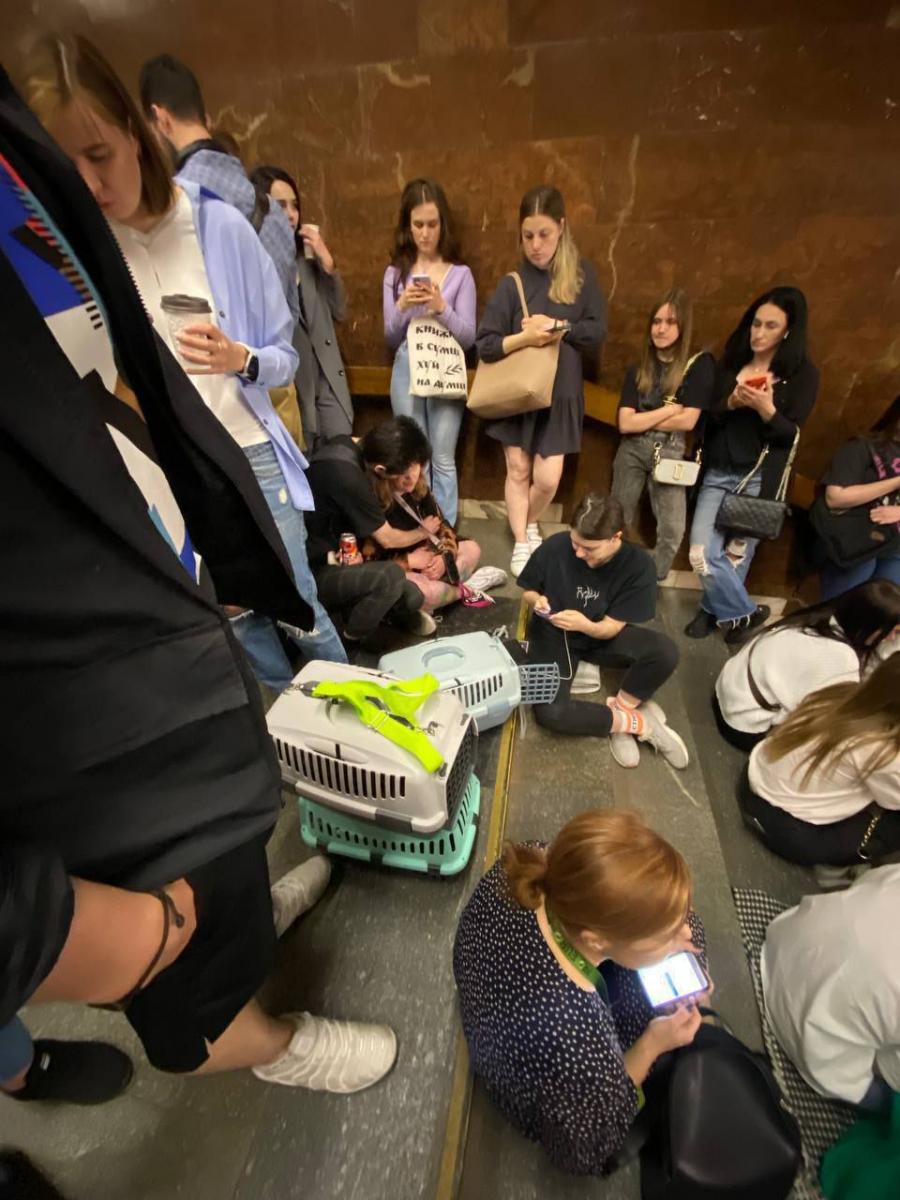 Киевляне в метро во время ракетной атаки 