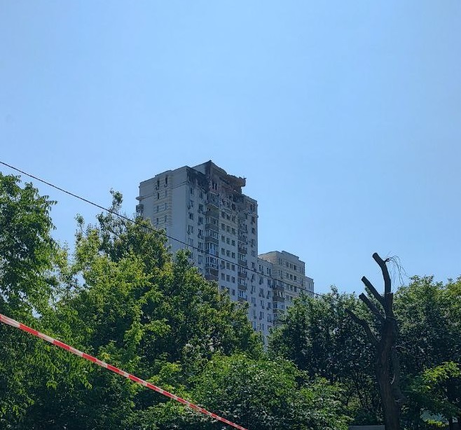 Удар дрона по багатоповерхівці у Києві Удар дрона по багатоповерхівці у Києві