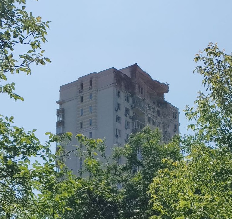 Удар дрона по багатоповерхівці у Києві Удар дрона по багатоповерхівці у Києві