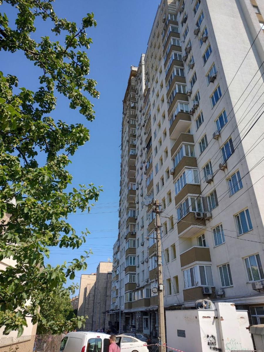 Удар дрона по багатоповерхівці у Києві Удар дрона по багатоповерхівці у Києві