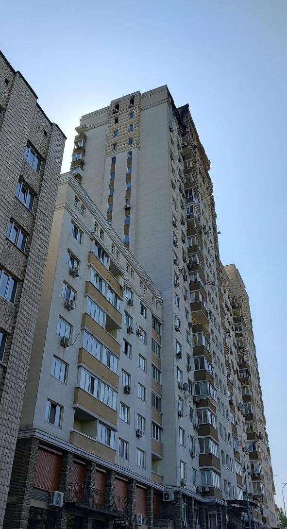 Удар дрона по багатоповерхівці у Києві Удар дрона по багатоповерхівці у Києві