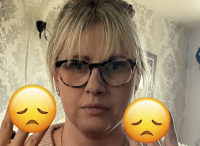 Женщина делала маникюр в течение многих лет — теперь она едва может двигать руками