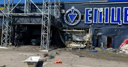 В Херсоне оккупанты обстреляли гипермаркет: есть жертвы и раненые