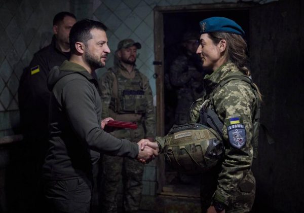 Зеленський приїхав на фронт і вручив нагороди українським морпіхам