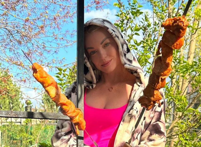 "Да, ее заклинило!": Волочкову подняли на смех за фото на Мальдивах