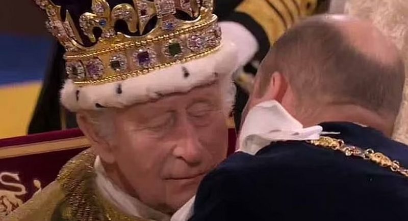 Новий король Британії Чарльз III розчулився під час поцілунку сина