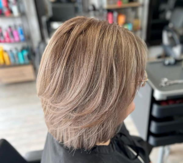 Як пофарбувати волосся після 45 років, щоб влітку виглядати молодо та модно Як пофарбувати волосся після 45 років, щоб влітку виглядати молодо та модно