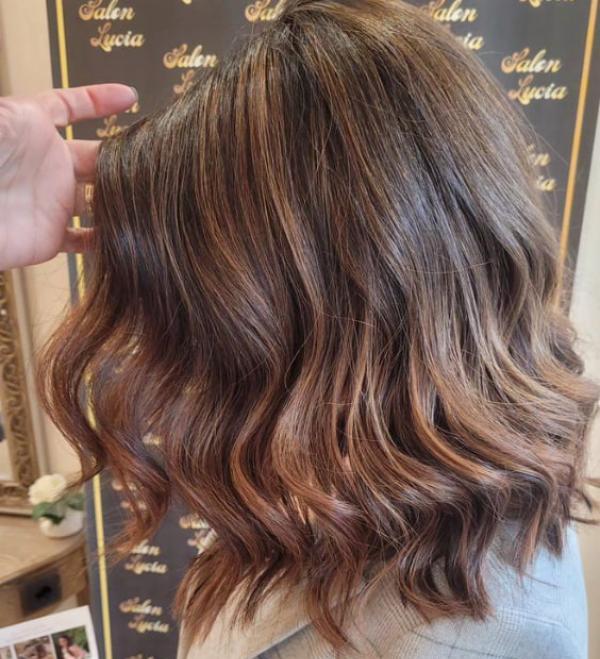 Як пофарбувати волосся після 45 років, щоб влітку виглядати молодо та модно Як пофарбувати волосся після 45 років, щоб влітку виглядати молодо та модно