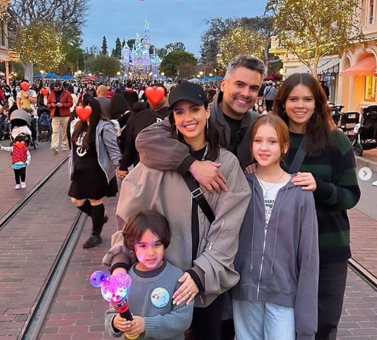 Джессіка Альба та її сім'я