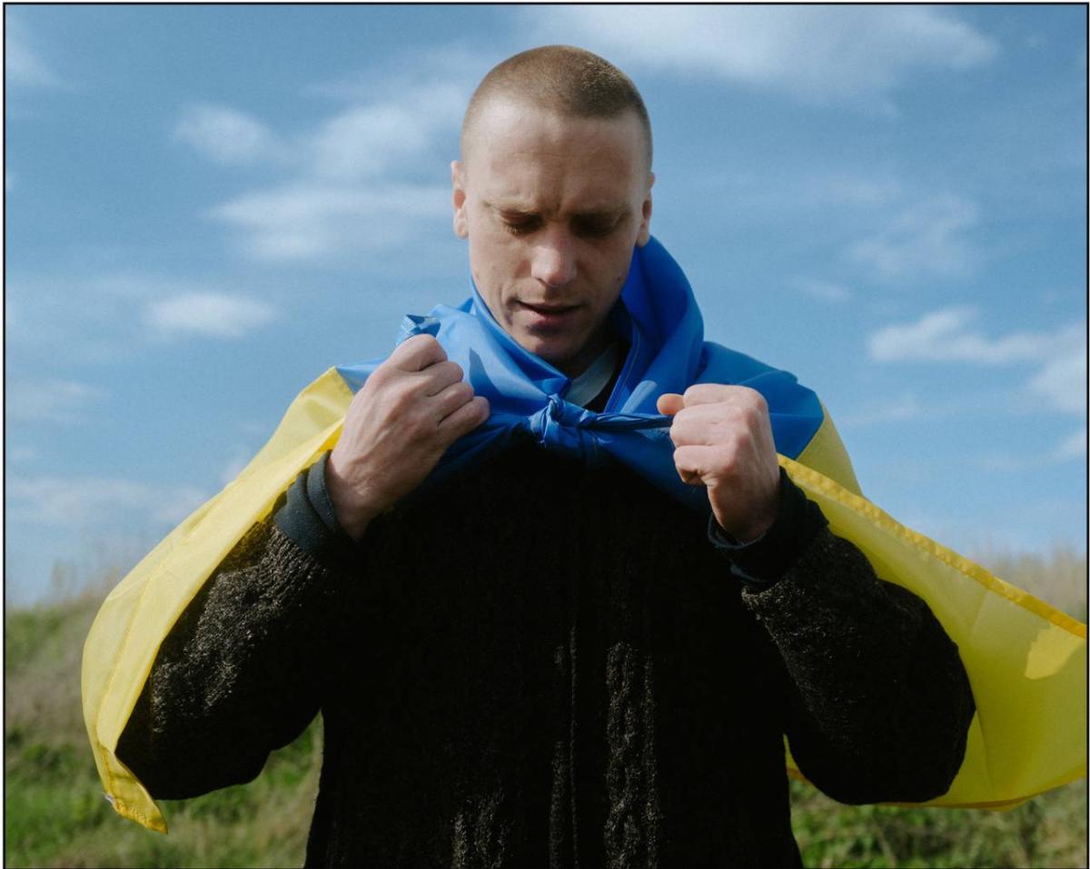 Плачуть навколішки і цілують землю: Україна повернула з полону 95 героїв