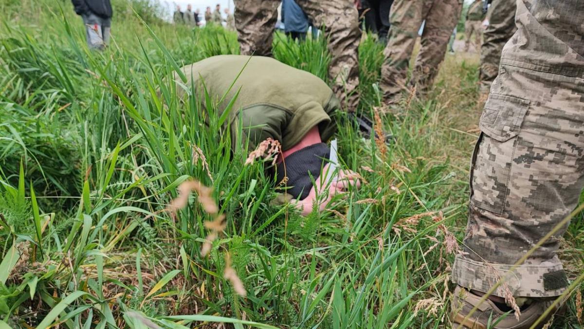 Плачуть навколішки і цілують землю: Україна повернула з полону 95 героїв